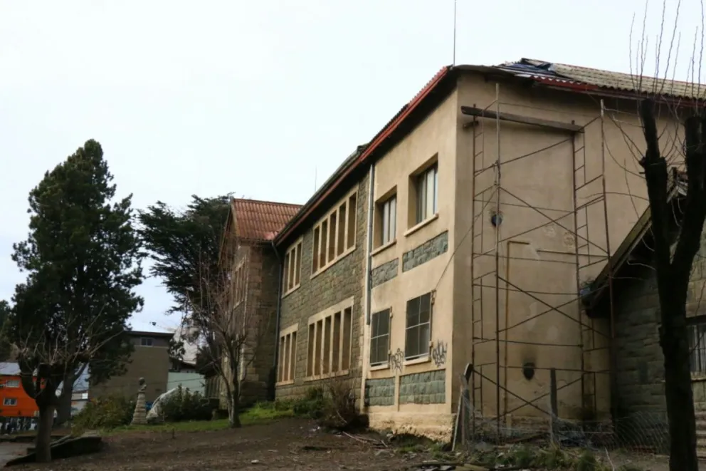 El techo de la Escuela Primaria Nº 16 no está en buenas condiciones.
