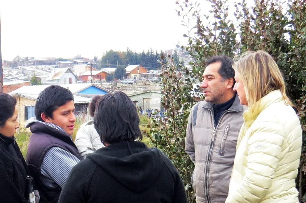 Martini dialogando con los damnificados
