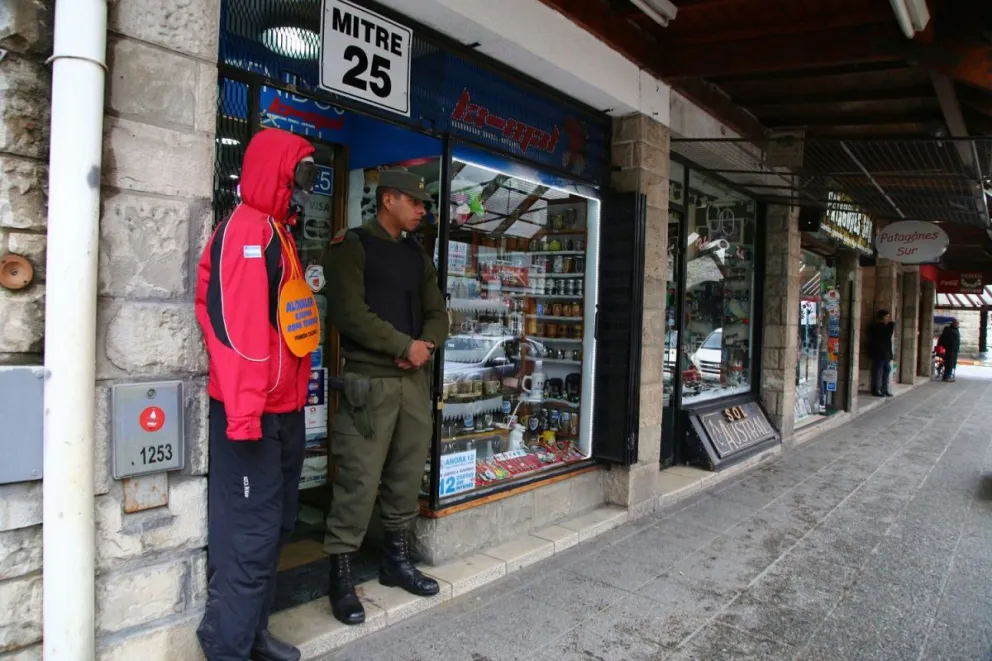 Gendarmes recorrieron comercios de la calle Mitre