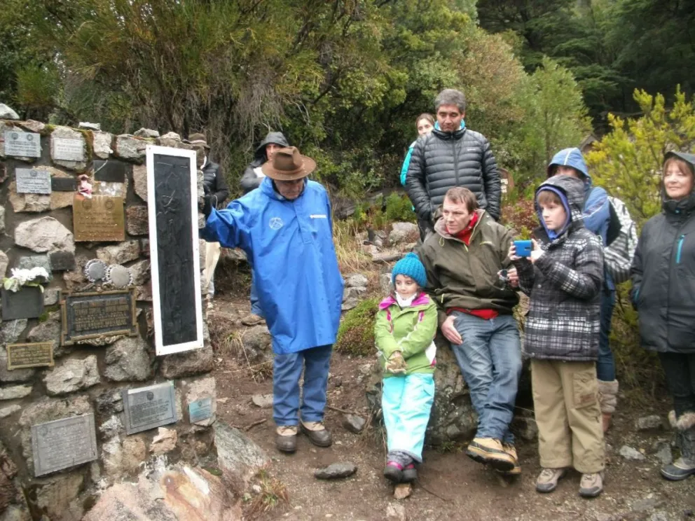 Placa y ofrendas florales en memoria de montañeses