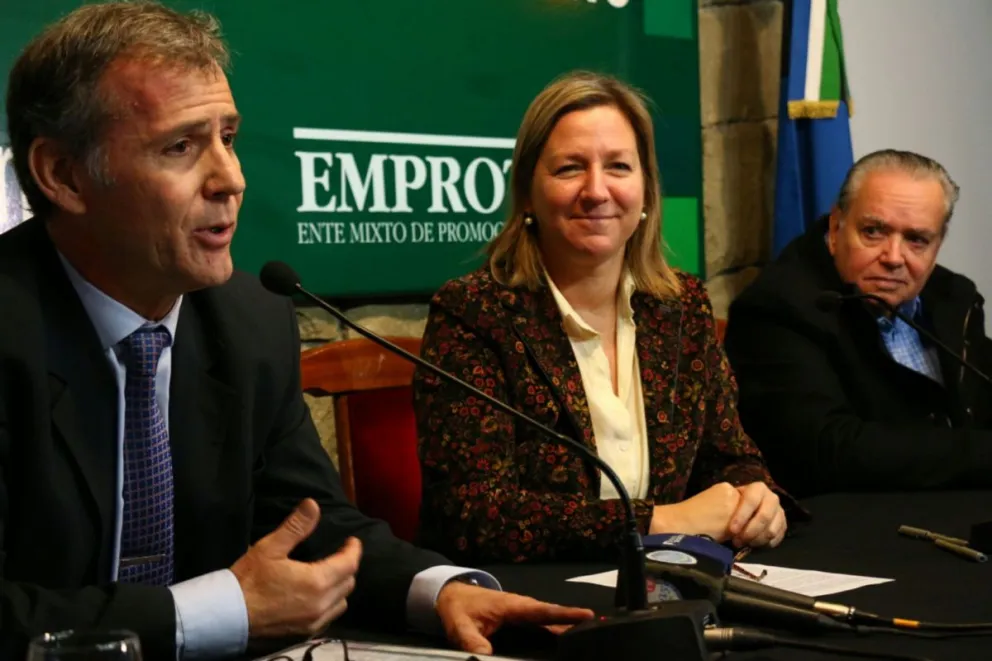Autoridades judiciales y municipales firmaron transferencia de tierras. 
