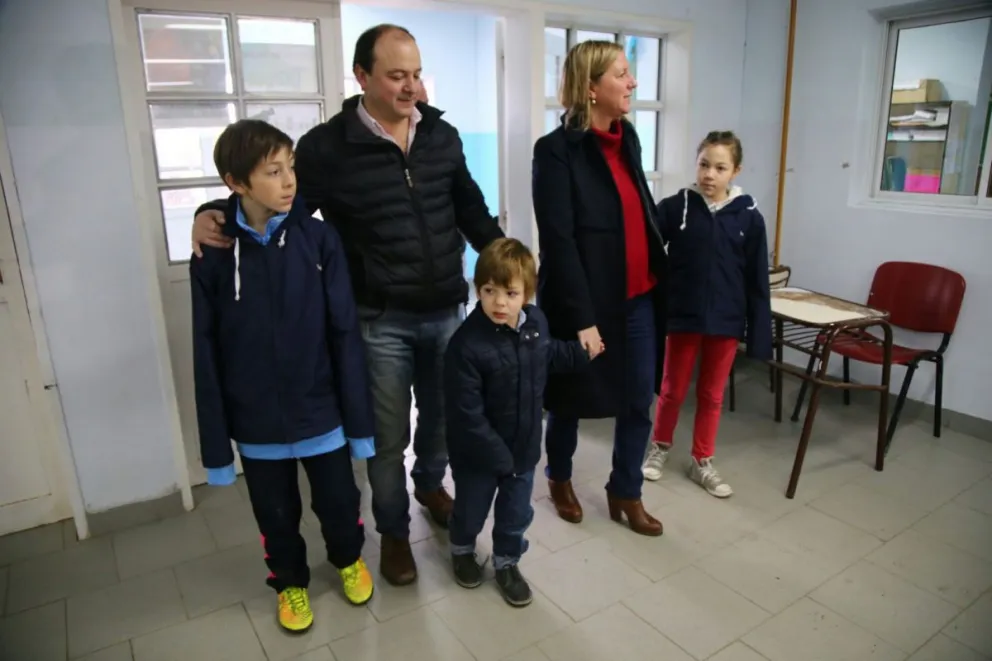 La intendenta María Eugenia Martini fue a votar en compañía de su familia.