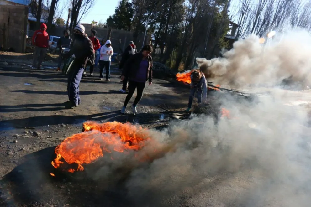 Vecinos quemaron neumáticos durante la protesta