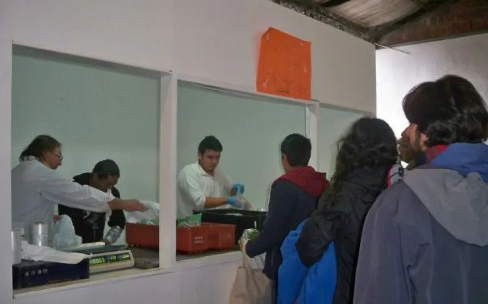 Además de pescar, los trabajadores atienden al público. 