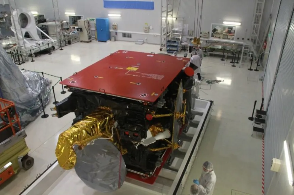El ARSAT-2 ingresa al contenedor en el que viajará a Guayana Francesa.