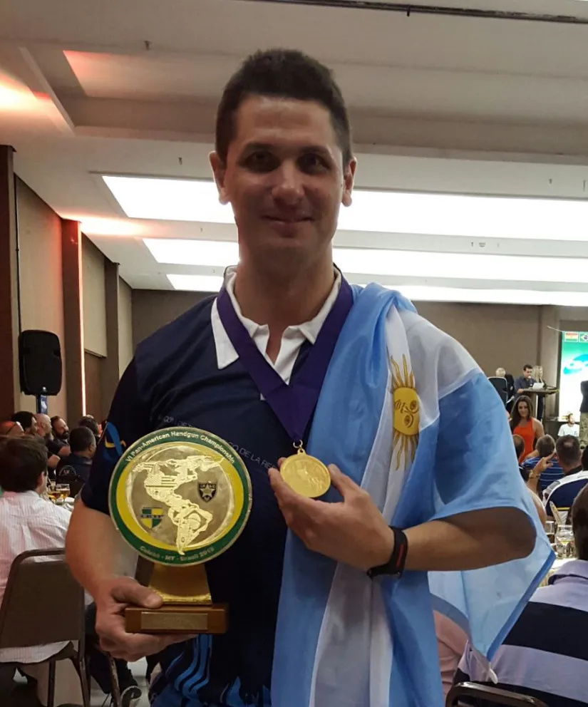 Minaglia con sus premios