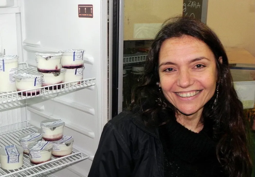 Sandra junto a los productos que elabora
