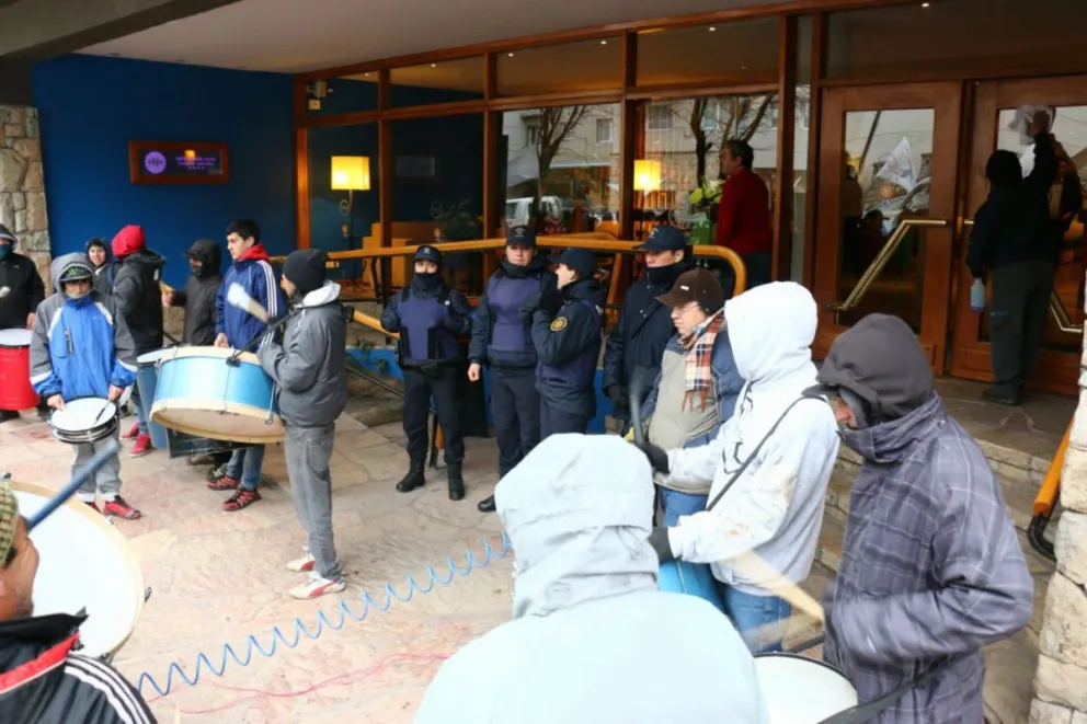 Los trabajadores de la UTHGRA en el hotel Nahuel Huapi.