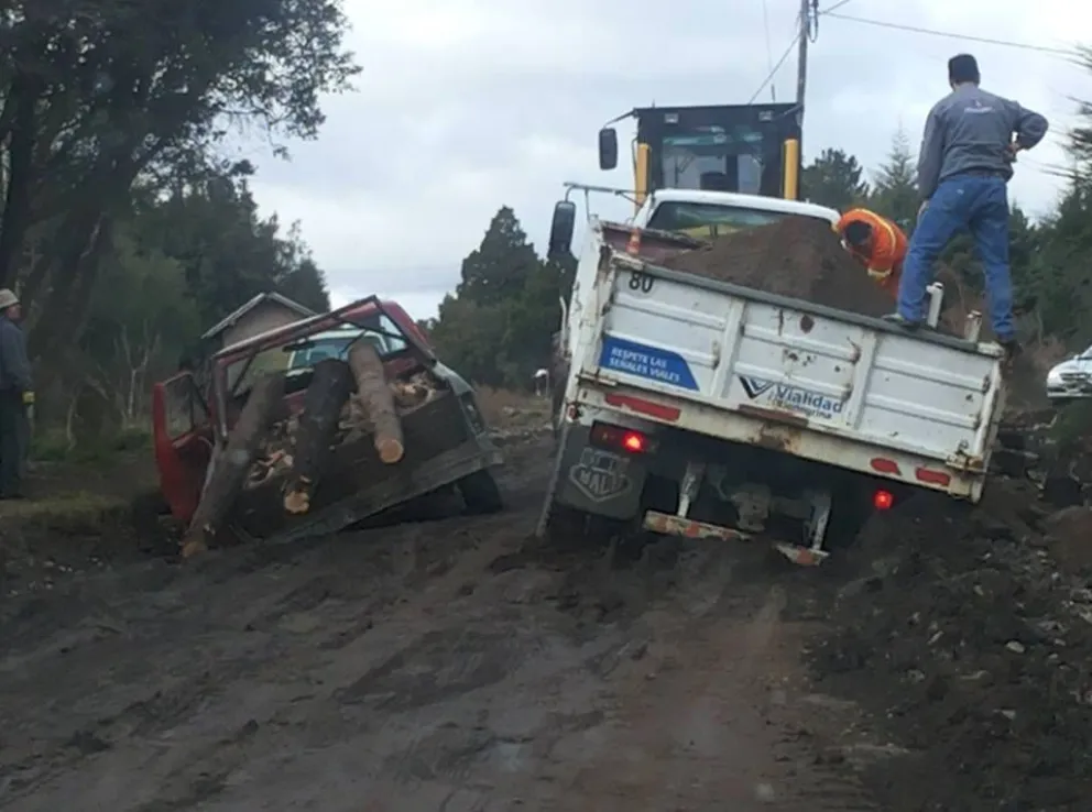 Dos camiones incrustados en una calle de Villa Lago Gutiérrez.