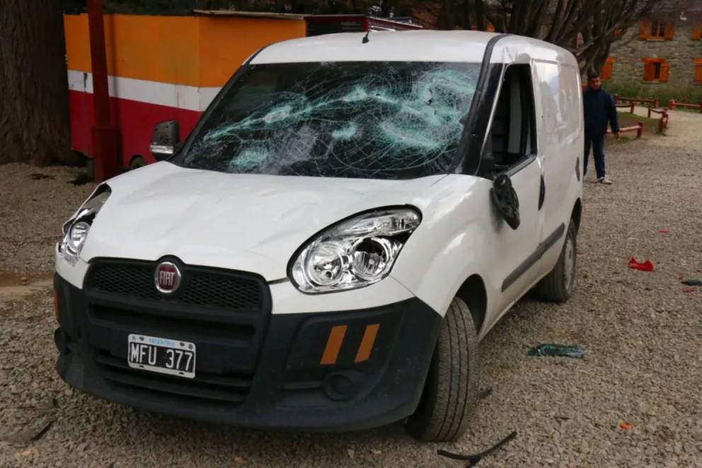 Una camioneta quedó destruida durante el conflicto (foto Emiliano Rodríguez)