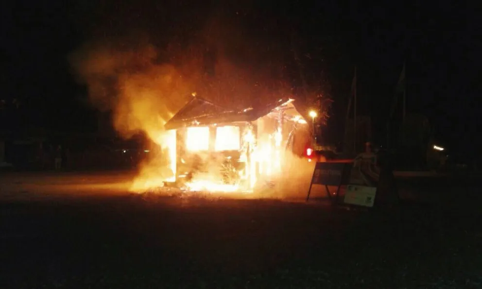 Las llamas consumieron la totalidad de la oficina