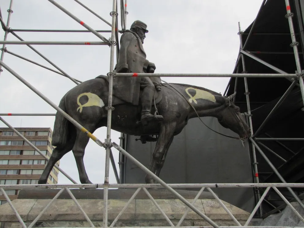 El monumento a Roca, entre la torre de control de la Fiesta Nacional de la Nieve 2015.