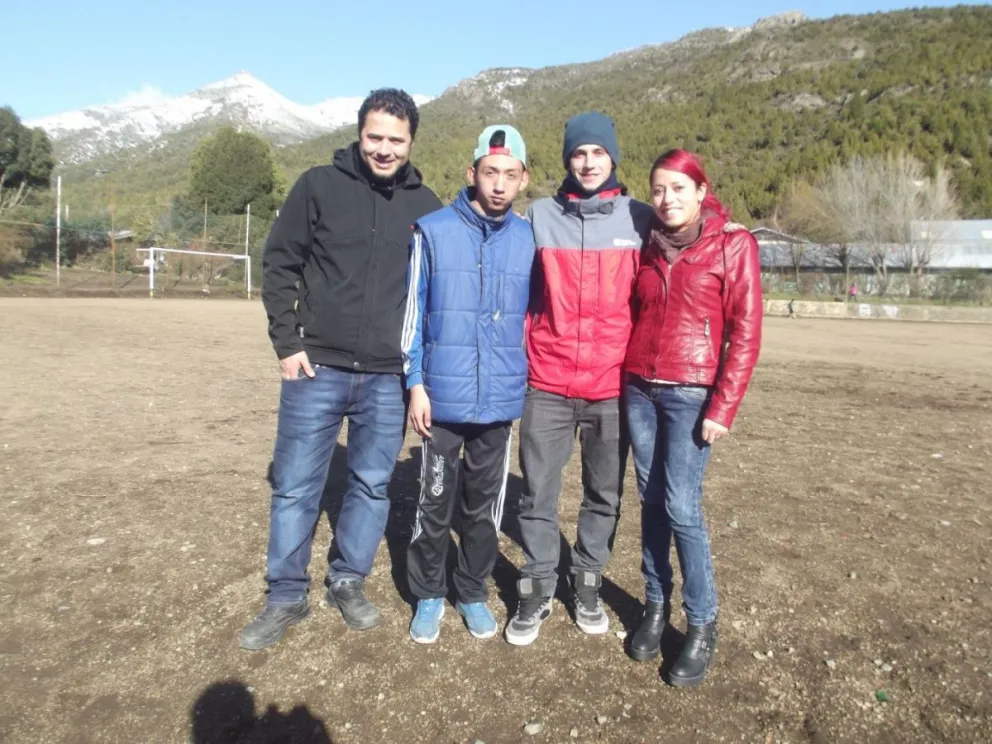 Carrica junto con jóvenes del barrio Virgen Misionera