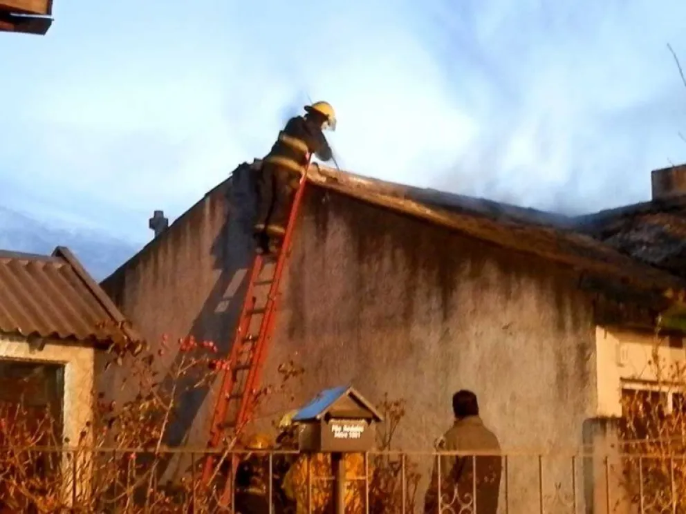 Los bomberos voluntarios en plena tarea.