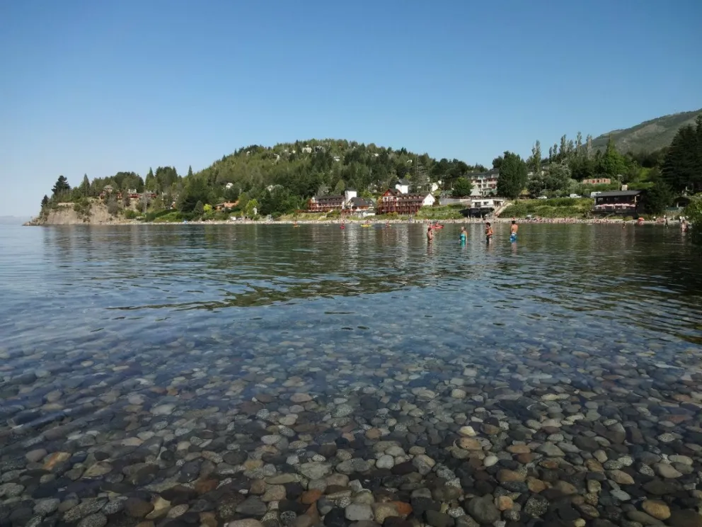 Según el amparo, el vertido de líquidos cloacales sin tratamiento al lago es "alarmante".