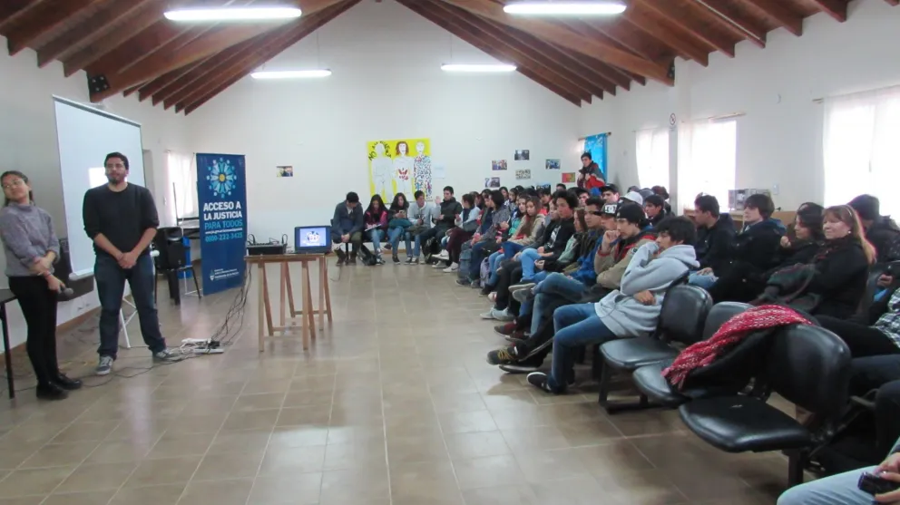 Jóvenes recibieron información para saber proteger sus datos en Internet