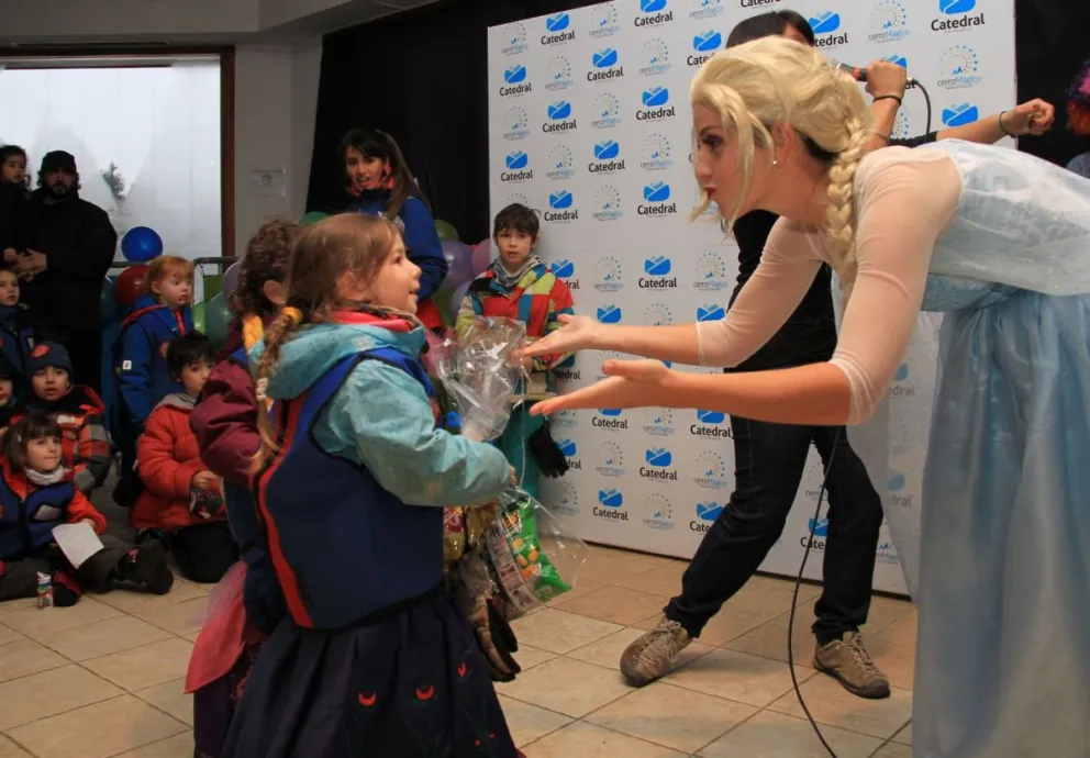 En el Día del Niño solidario los pequeños disfrutaron del show "De Héroes y Princesas, Canciones para Soñar”.