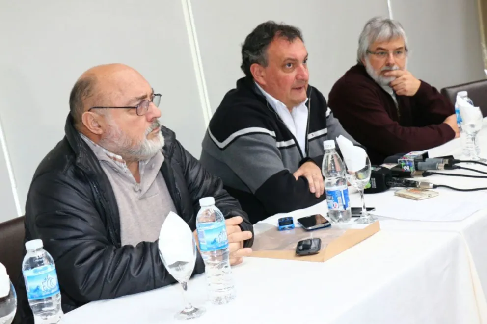 Los candidatos brindaron una conferencia de prensa en un hotel céntrico. 