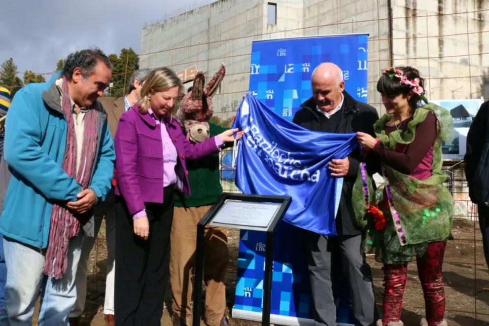 Martini junto al ministro de Turismo, Enrique Meyer, colocaron una placa en el lugar donde se levantará el teatro.