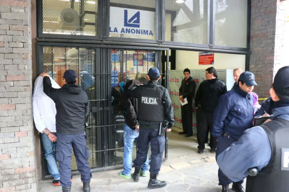 Efectivos policiales detuvieron a dos delincuentes.