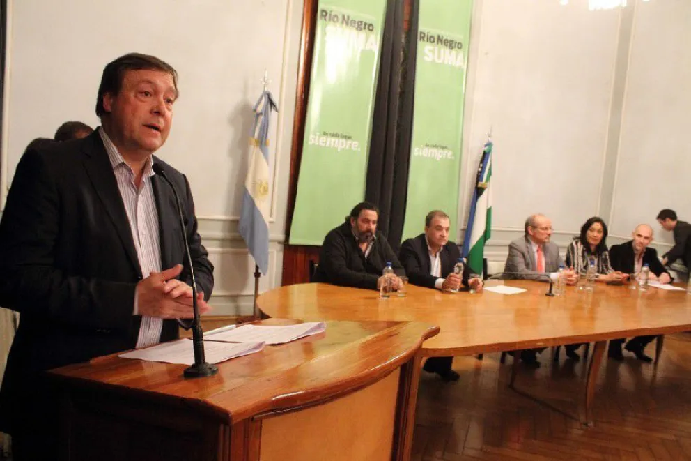 Weretilneck firmó contratos para construir 600 viviendas en Río Negro