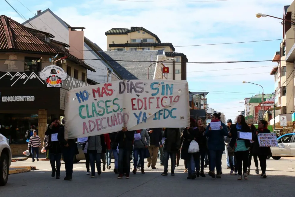 Los alumnos del IFDC marcharon en reclamo por la suspensión de clases.