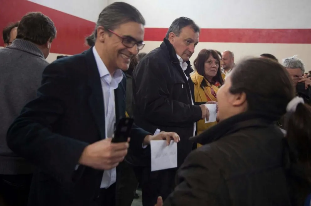 Gennuso repartió subsidios en un acto de Alberto Weretilneck.