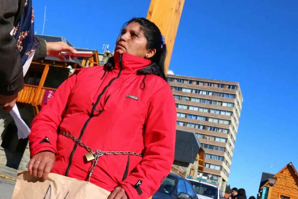 María Rosa Painefil reclama por su fuente de trabajo.