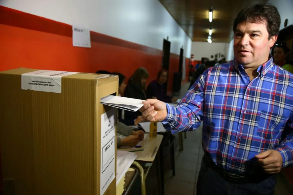 Fabián Martello fue el primer candidato en emitir su voto.