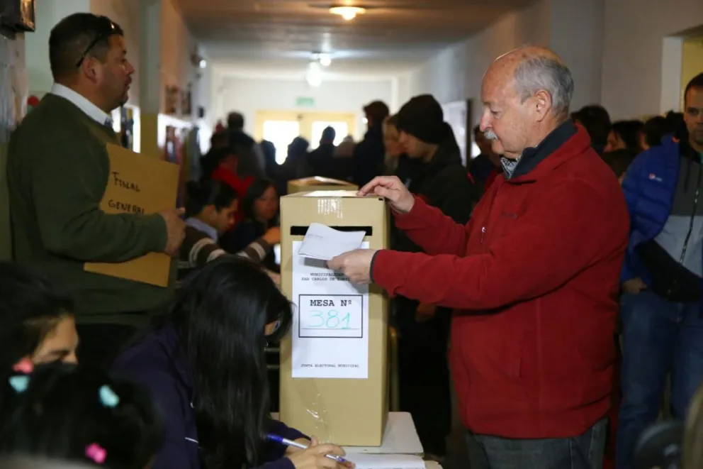 Carlos Aristegui emitió su voto en la escuela 321.