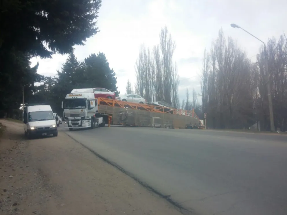 Un camión quedó "colgado" en la salida de la terminal de ómnibus.