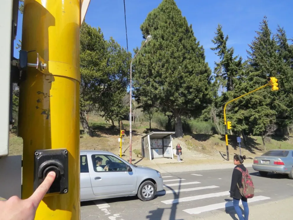 Ya funciona el primer semáforo peatonal