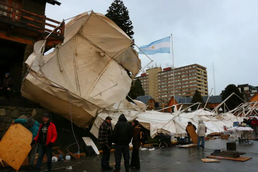 El 8 de julio la carpa de artesanos fue tumbada por el viento.