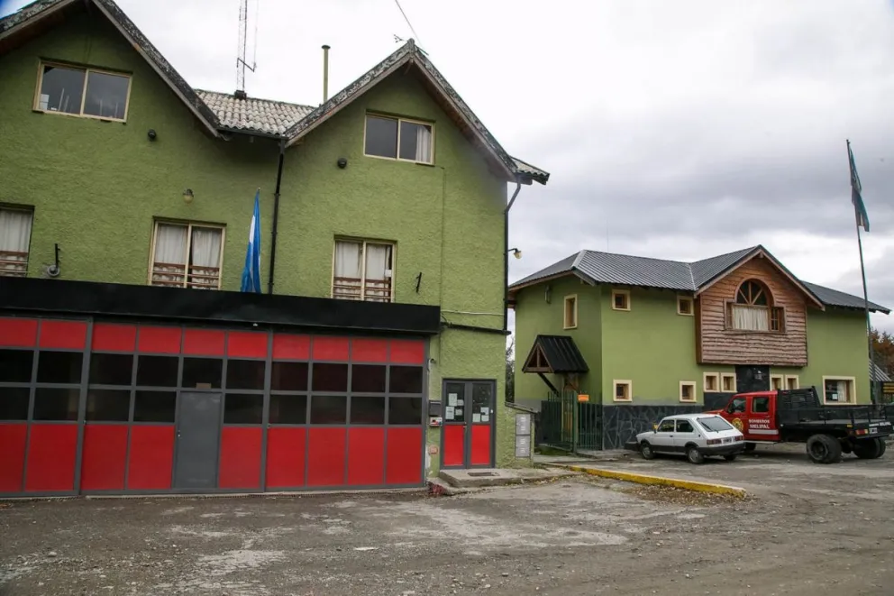 Los bomberos de Melipal le brindaron los primeros auxilios al joven.