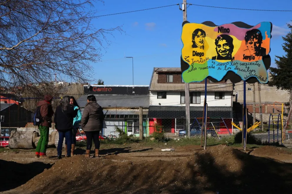 El mural se instaló en la plaza de la Escuela La Llave.