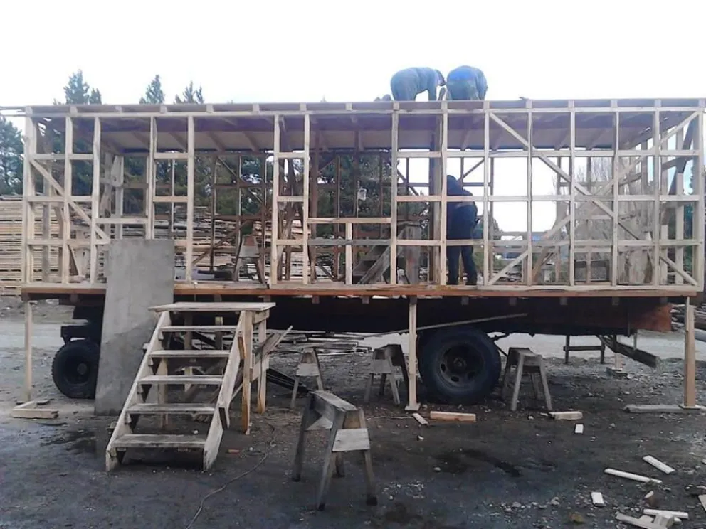 Los chicos del programa P.A.I.S. construyeron una casa rodante durante la pasantía.
