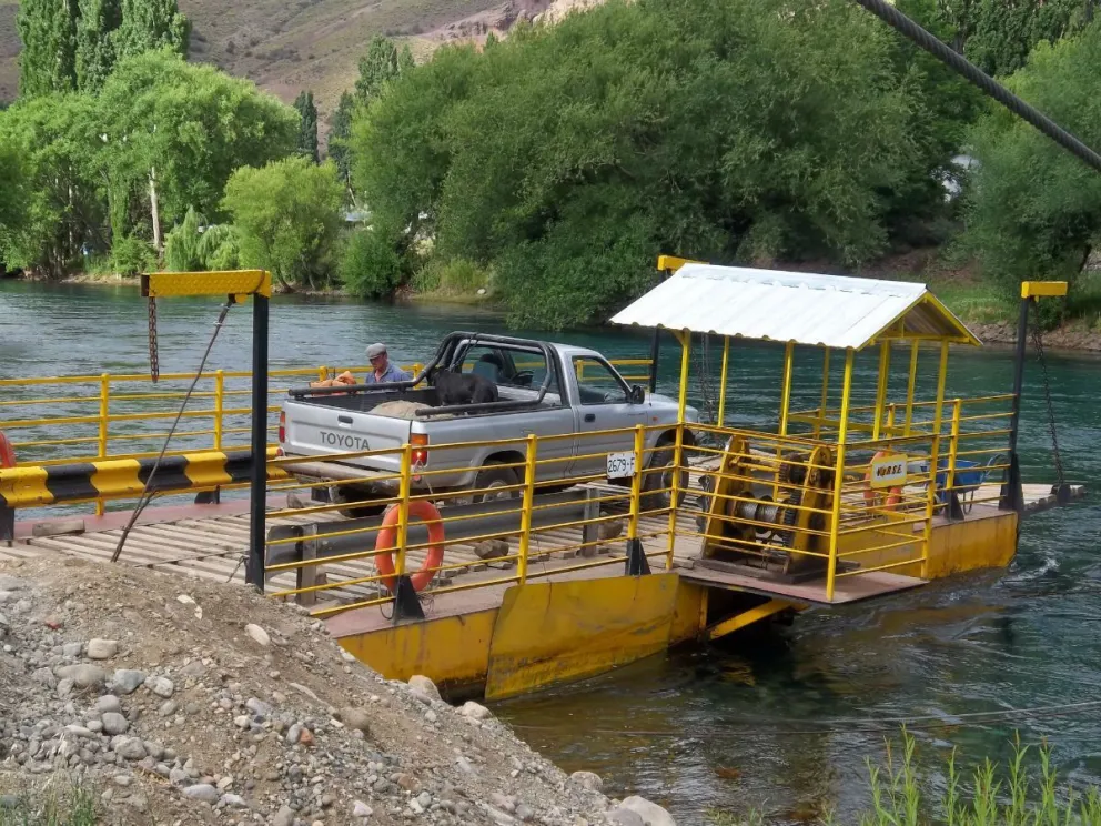 Otra vez la balsa de Villa Llanquín está fuera de servicio