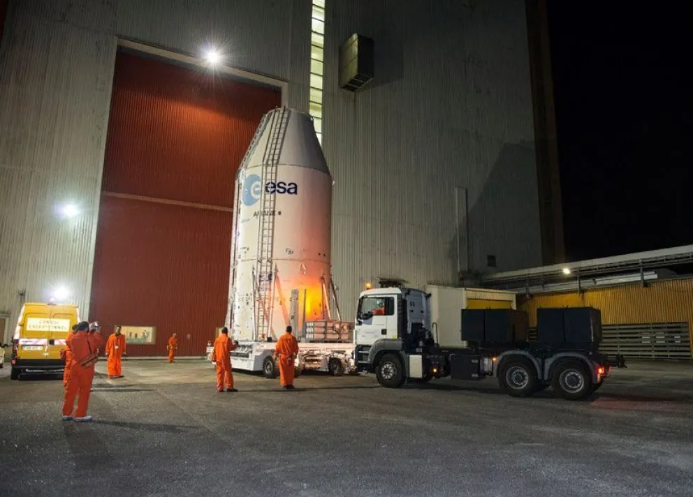 El momento en que el satélite fue trasladado hacia el edificio de integración BAF.