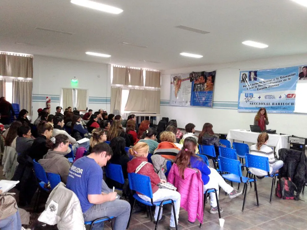 Capacitan a actores territoriales en problemáticas de adicciones