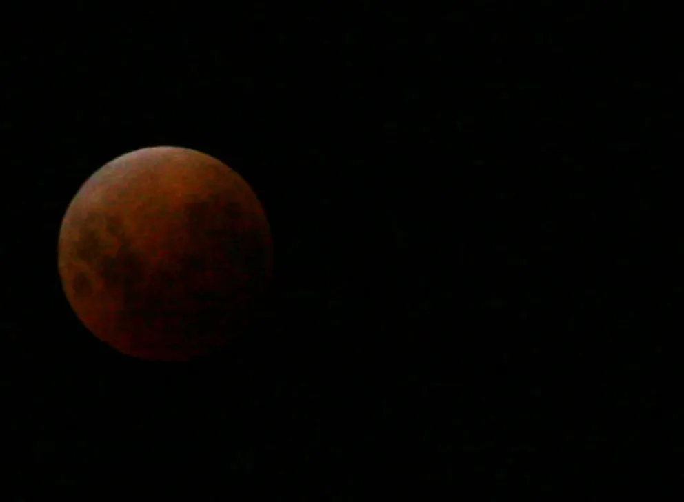 La Luna roja, en el punto cúlmine del eclipse.