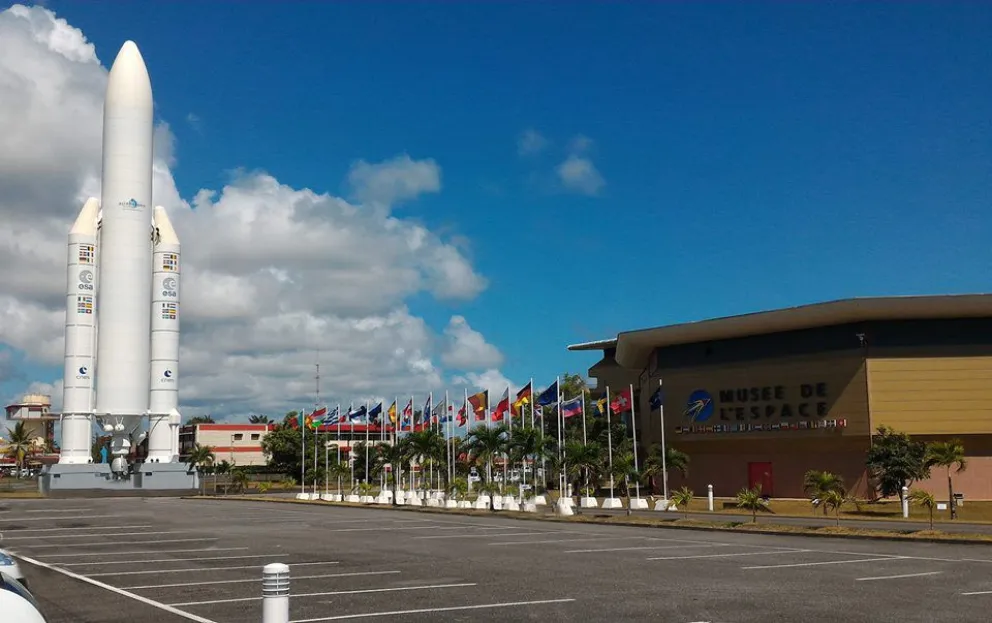 El Arsat-2 integrado al cohete Ariane 5.