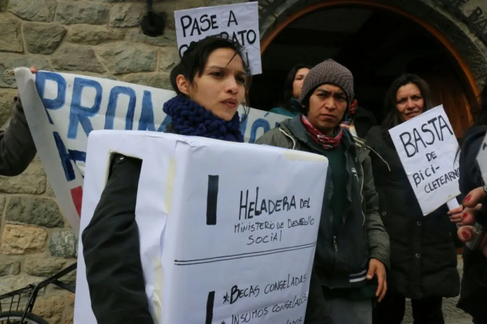 Trabajadores de programas sociales provinciales se manifestaron por la ciudad.