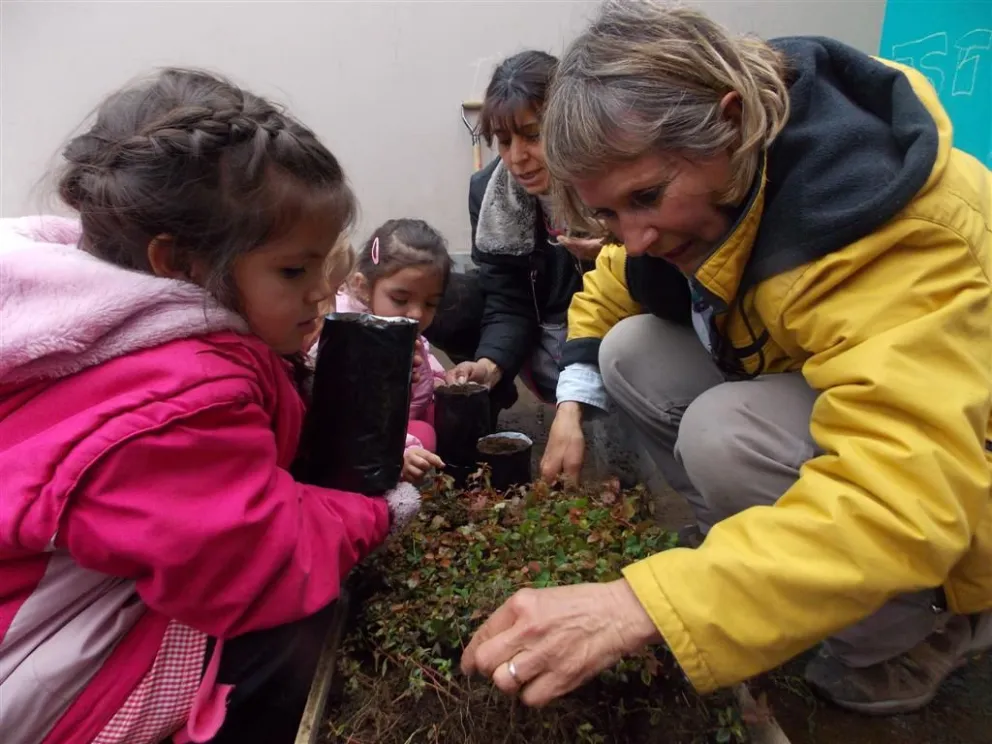 La jornada "Un árbol para mi barrio" fue muy bien recibida por los chicos de la Escuela Nº 367.