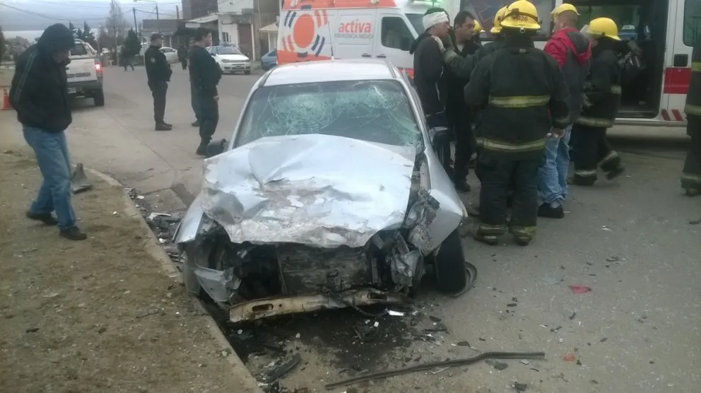 El Corsa quedó destruido.