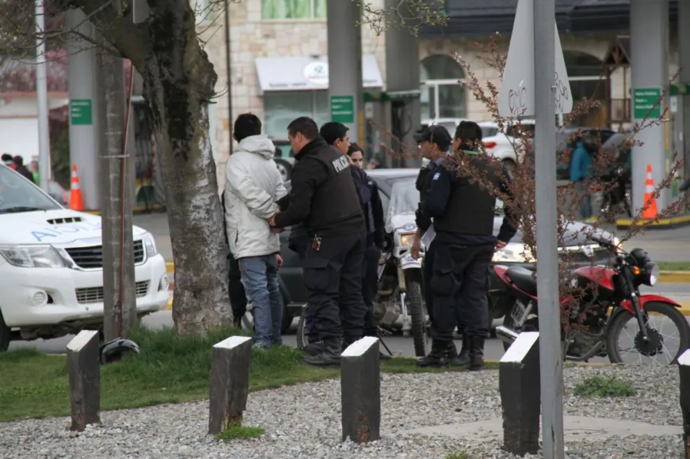 Un joven fue arrestado en el Ñireco.