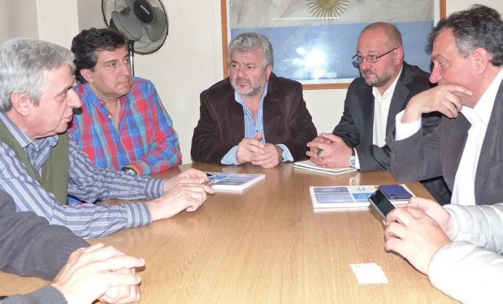 Reunión entre la CEB, funcionarios provinciales y el intendente electo Gustavo Gennuso.