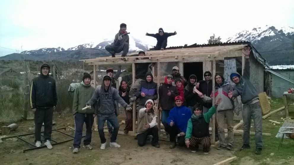 Los chicos del programa PAIS ampliando la casa de uno de sus compañeros.