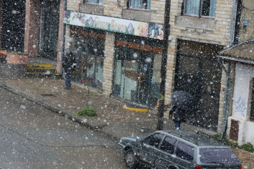 Por la nieve, solicitan extremar precauciones al transitar