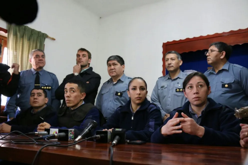 Efectivos policiales que recibieron a Dylan. 