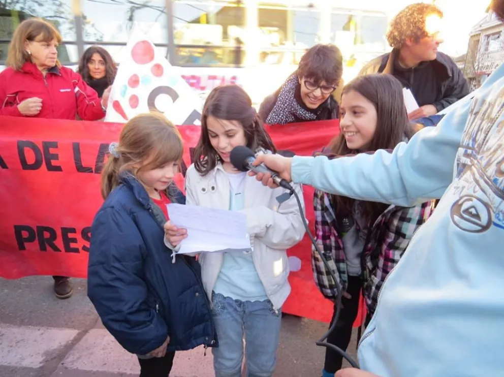 Niños y niñas leyeron en cada esquina de la marcha inaugural.